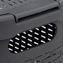 Close-up van grijze wasmand met gevlochten patroon, deksel en handvat.