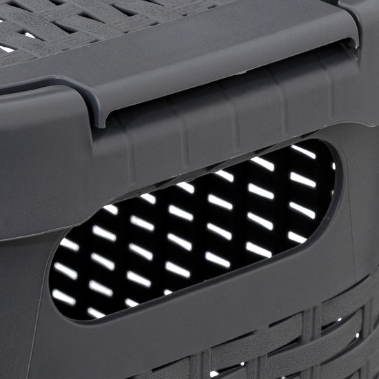 Close-up van grijze wasmand met gevlochten patroon, deksel en handvat.