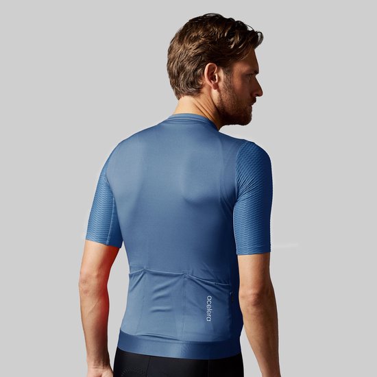 Blauw wielershirt met korte mouwen voor heren, achterkant met drie zakken en textuur op de mouwen.