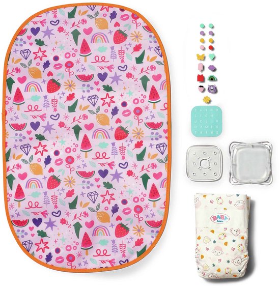 Paars gekleurd aankleedkussen met fruit- en sterrenprint. Inclusief accessoires en luier.