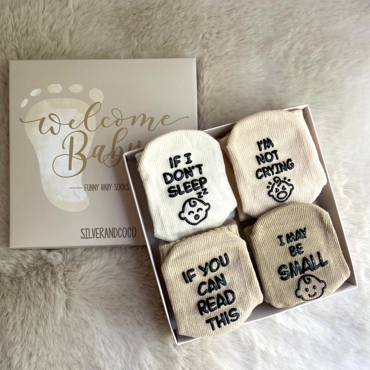 SilverandCoco® Baby Sokjes met Tekst | Geboorte Geschenkset Sokken Katoen | Kraamcadeaus pakket Cadeau Gift Set | Shower Cadeautje Geschenk | Zwangerschap Kleding | Gender Reveal Zwanger - Unisex Neutraal Jongen Meisje Boy Girl Roze Blauw – foto 2