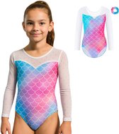 Meisje draagt wit turnpakje met lange mouwen, mermaid schubbenprint in roze, blauw en paars. Inzet rechtsboven toont turnpakje en scrunchie.
