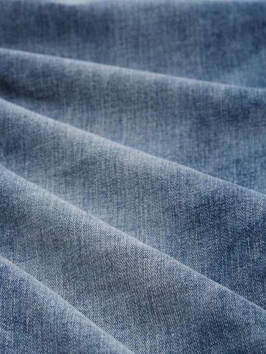 Gedetailleerde close-up van de textuur van een blauwe denim stof.