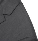 Donkergrijs colbert, close-up van de revers en de stofstructuur.