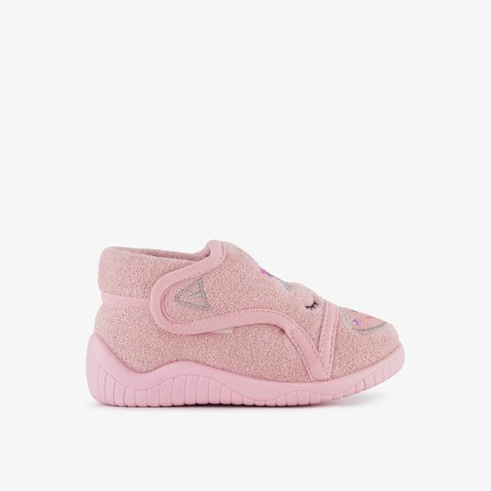 Roze pantoffel met geborduurde eenhoorn, van de zijkant gezien.