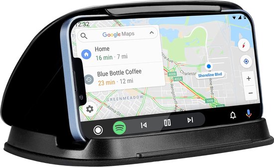Een zwarte antislip dashboardhouder met een smartphone met Google Maps, close-up.