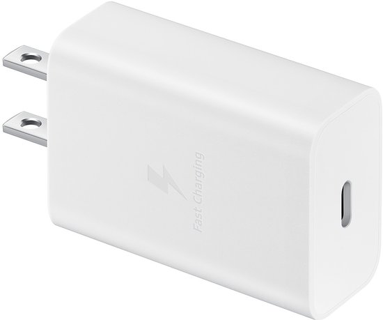 Witte Samsung 15W PD Power Adapter met Amerikaanse stekker en USB-C poort.