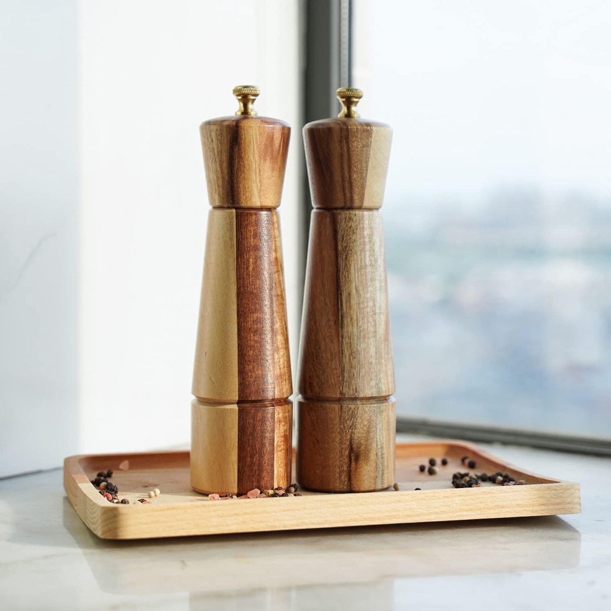DeroTeno Zout en Peper Molen Set Met Molen Plateau, Verstelbare Keramische Zoutmolen, Roestvrij Stalen Peper Molen, Rubber Hout, 22 cm Hoogte, Bodem Diameter 5,5 cm