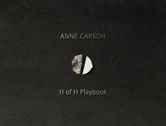 H of H Playbook par Anne Carson, avec une perforation au centre de la couverture.