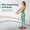 Une femme en tenue de sport sur la balance Sacoma, avec un graphique montrant le poids, le pourcentage de graisse et l'IMC.