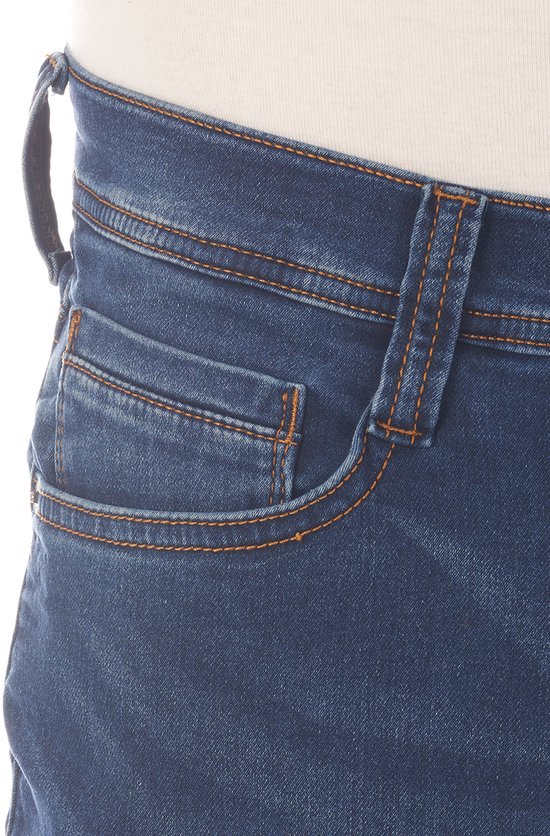 Detail van de voorkant van een donkerblauwe Mustang jeans met oranje stiksels en een muntzakje.