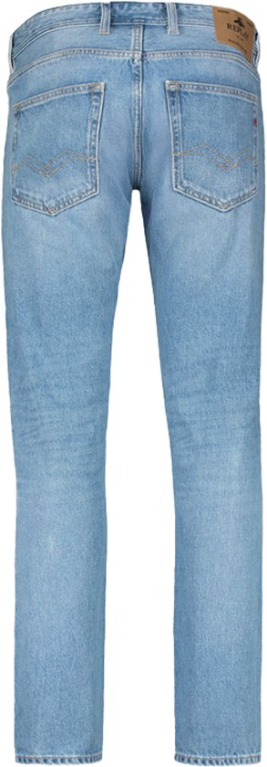 Arrière d'un jean Replay bleu clair pour homme avec logo marron sur la poche arrière.