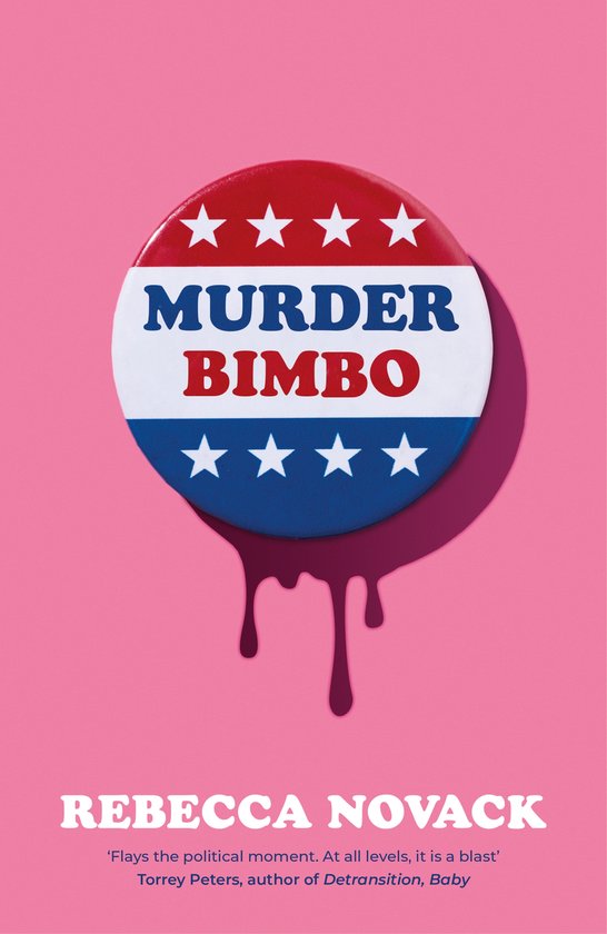 De cover van het boek 'Murder Bimbo' van Rebecca Novack, met een rode, witte en blauwe button met sterren en de tekst 'MURDER BIMBO'.