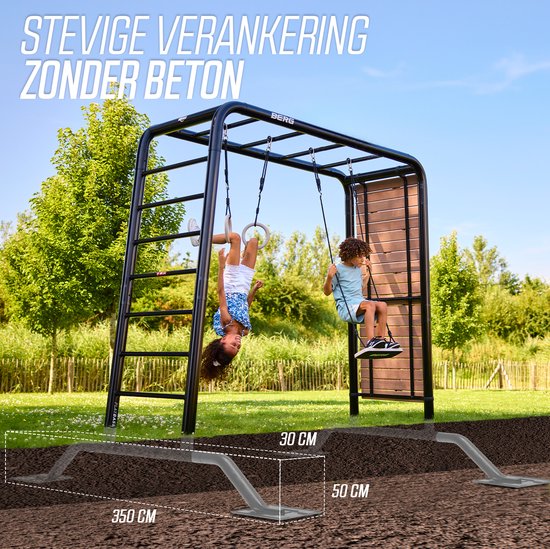 Zwarte klimrekinstallatie met schommels en een klimwand, verankerd in de grond zonder beton met een 350 cm brede constructie.