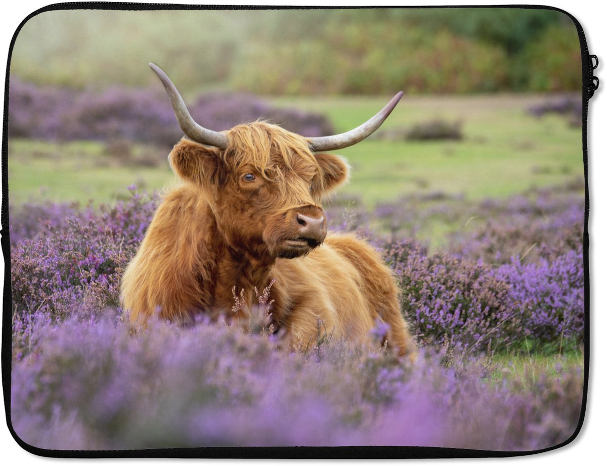Laptophoes 15.6 inch - Schotse Hooglander - Bruin - Struiken - Laptop sleeve - Binnenmaat 37x26 cm - Zwarte achterkant