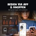 Een vrouw gebruikt de JC Pets app op haar smartphone om de automatische kattenbak te bedienen. Grafieken tonen de activiteiten van de kat.
