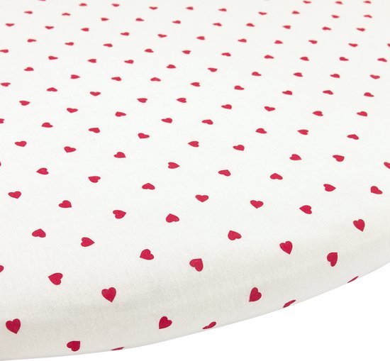 Wit hoeslaken met een all-over patroon van kleine rode hartjes.