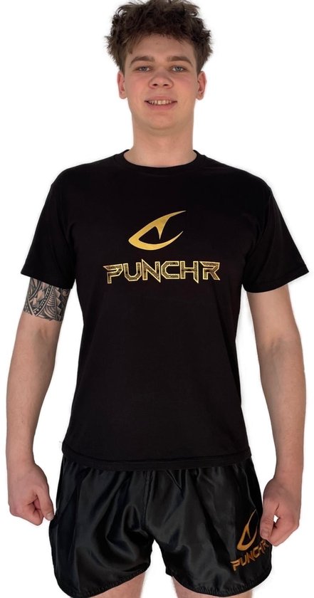 Jongeman in zwart t-shirt met gouden PunchR logo op de borst en satijnen zwarte sportbroek.