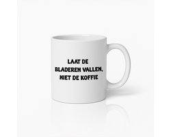 Grappige Koffiemok "Laat de Bladeren Vallen, Niet de Koffie" – Perfect Cadeau voor Koffieliefhebbers