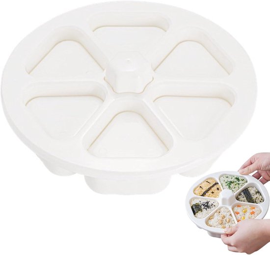 Witte plastic onigiri-maker met zes vakken, met een kleiner bakje met daarin zes gevormde rijstballen.