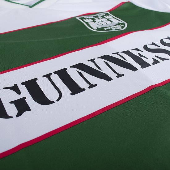 Detail van het witte voetbalshirt met de 'Guinness' opdruk tussen groene en witte strepen.