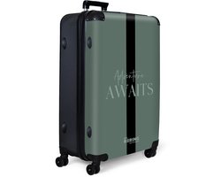 NoBoringSuitcases.com® - Koffer groot - Reiskoffer lichtgewicht - Groene achtergrond met tekst Adventure Awaits - Rolkoffer met 4 wielen - Grote trolley XL - 98 liter bagage