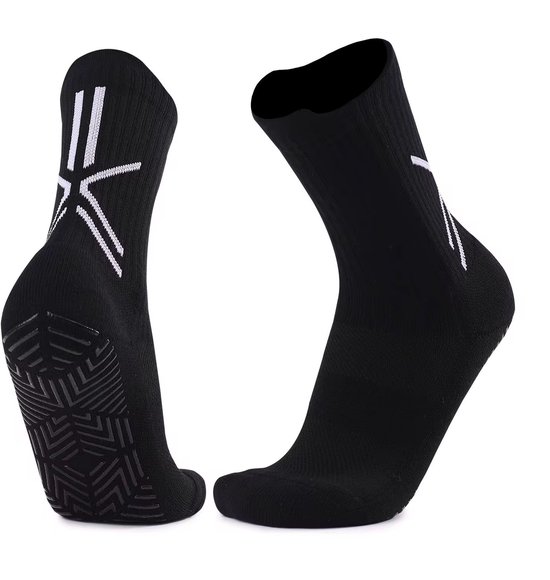 Zwarte sportsokken met witte strepen op de enkel en anti-slip zool. Getoond met de hiel naar voren en van de zijkant.