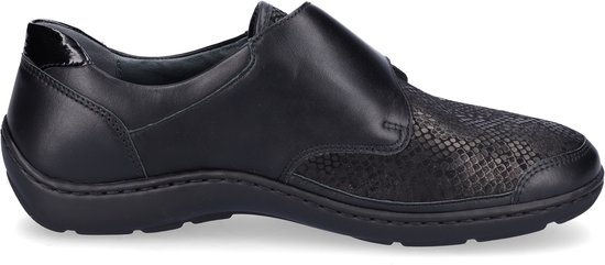 Zwarte schoen met klittenband, snake-print textuur op de neus en glanzende hiel.