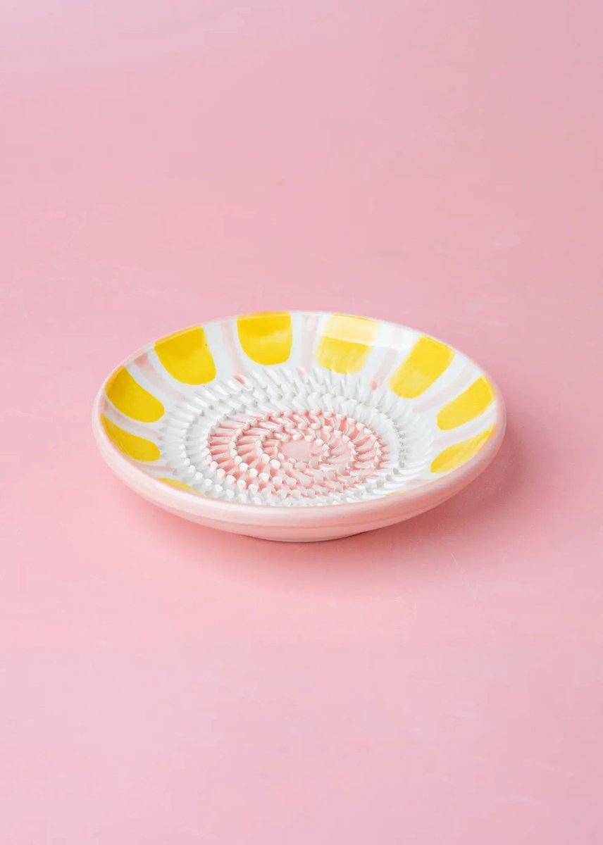 Rasp Bordje Ibiza - Geel - Roze - Yellow - Pink - Rasp Schaaltje - Knoflook Rasp - Gember Rasp -Chocolade - Kookliefhebber - Amber Blokjes - Fairtrade - Handmade - Keramisch - Raspen - Schaven - Vegan - Vintage