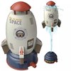 Witte raket met blauwe voet. "GO TO OUTER SPACE" op de zijkant. Beer in astronautenpak in het raam.