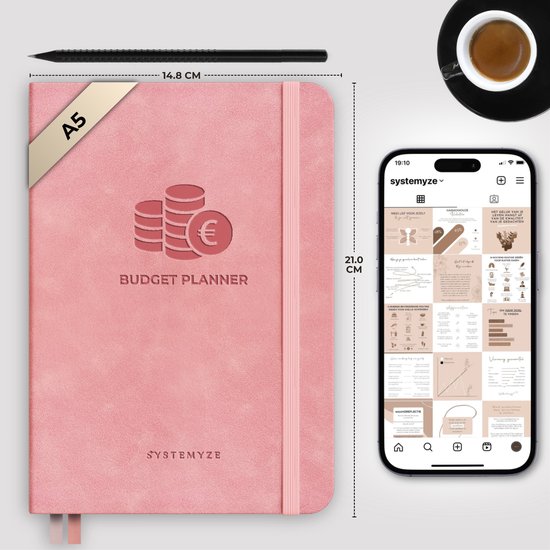 Roze A5 budget planner met elastiek, met geld-icoon en 'Budget Planner' opdruk. Naast een smartphone.