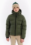 Meisje draagt een donkergroene pufferjas met capuchon en beige/groene muts.