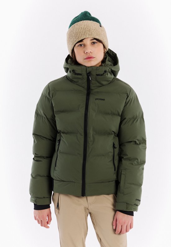 Meisje draagt een donkergroene pufferjas met capuchon en beige/groene muts.