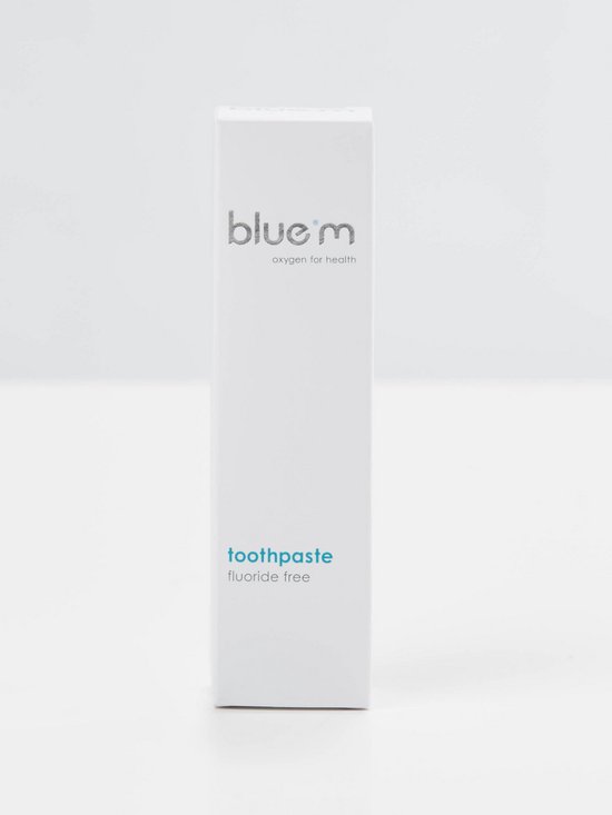 Witte doos met blauwe letters 'blue m' en tekst 'toothpaste fluoride free'.