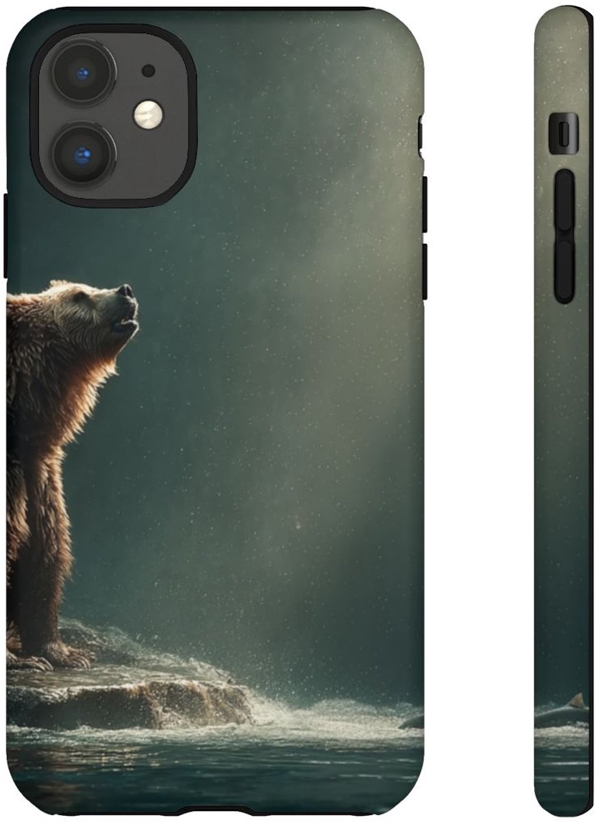 Bruine Beer op Rots met Zalm in Rivier – Telefoonhoesje Geschikt voor iPhone 11