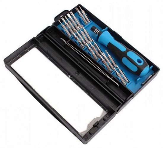 Schroevendraaier met blauwe en zwarte grip in een open koffer met diverse precisiebits.