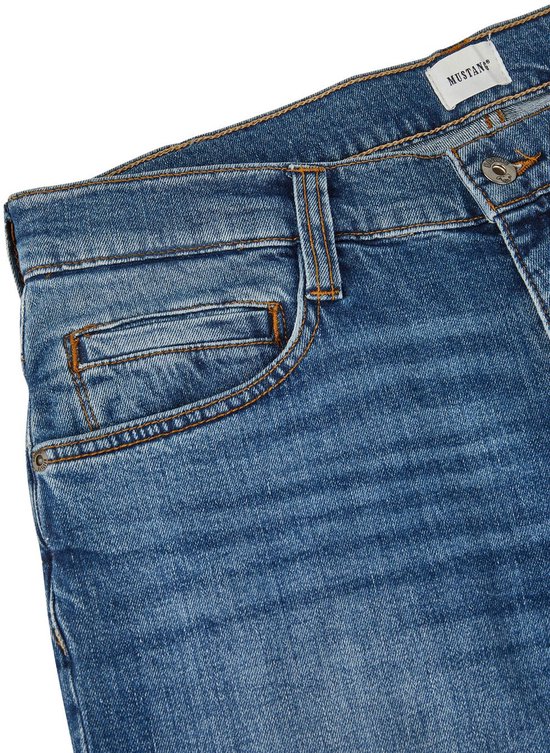 Detail van de voorkant van een blauwe Mustang jeans met 'Mustang' label op de tailleband, goudkleurige stiksels en muntzakje.