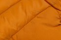 Detail van een oranje hondenjas met doorgestikte naden.