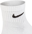 Close-up van een witte Nike sok met een zwart logo.