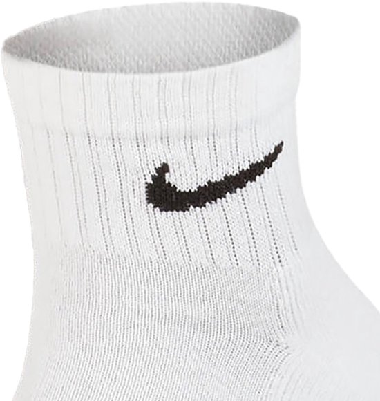 Close-up van een witte Nike sok met een zwart logo.