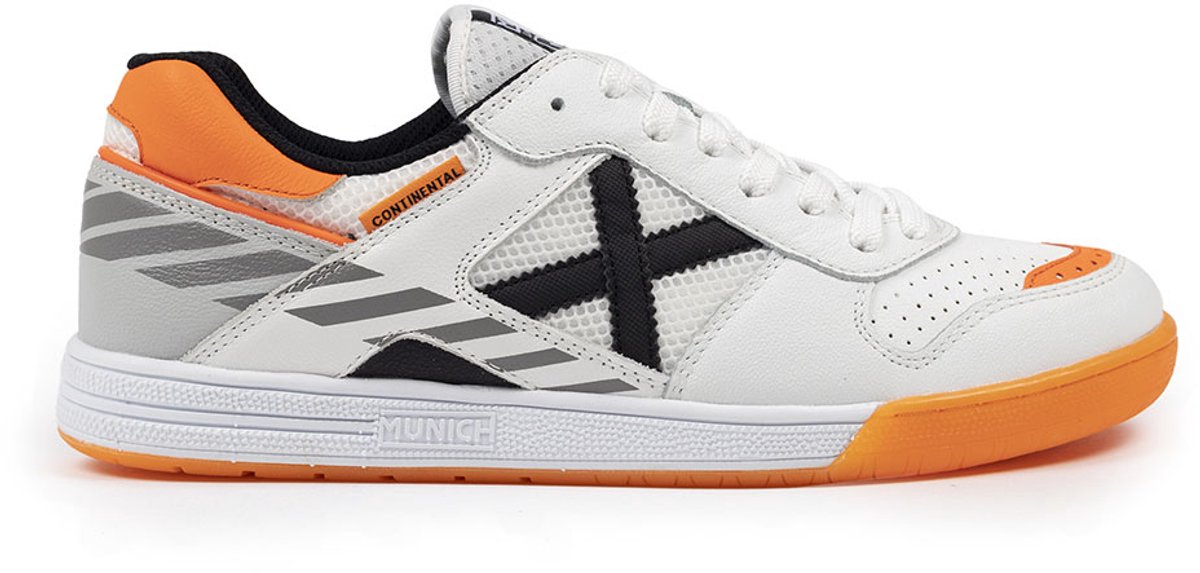 Witte zaalvoetbalschoenen van Munich Continental 965, EU 44, met zwart en oranje details en een duurzame zool.
