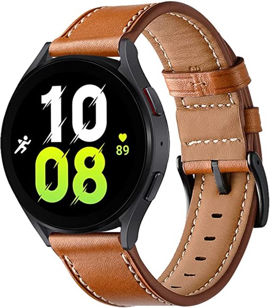 Bruin leren smartwatchbandje met witte stiksels en zwarte gesp, vastgemaakt aan een smartwatch.