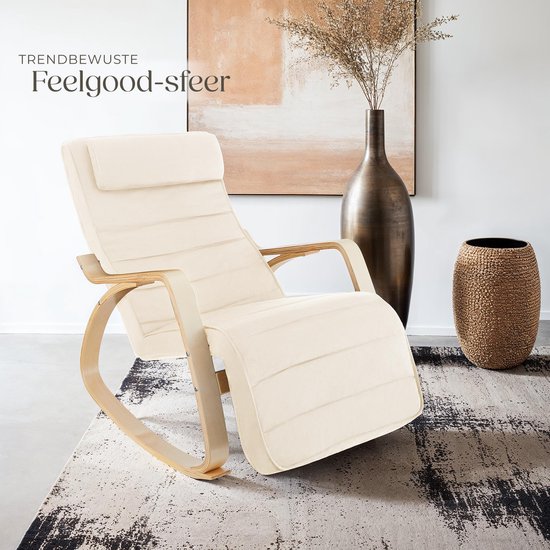 Crèmekleurige schommelstoel met houten frame op een vloerkleed in een modern interieur. Tekst: TRENDbewuste Feelgood-sfeer.