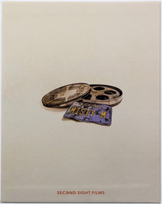 Een filmrol en een paars kenteken 'MISTY M' op een beige achtergrond.