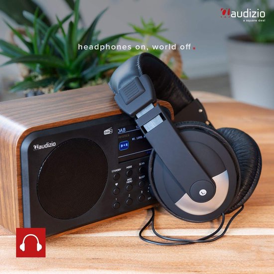 Zwarte koptelefoon op een DAB radio met houtlook.