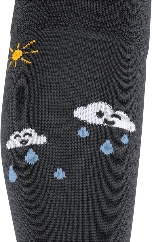 Detail van zwarte sok met print van zon en wolken met regen.