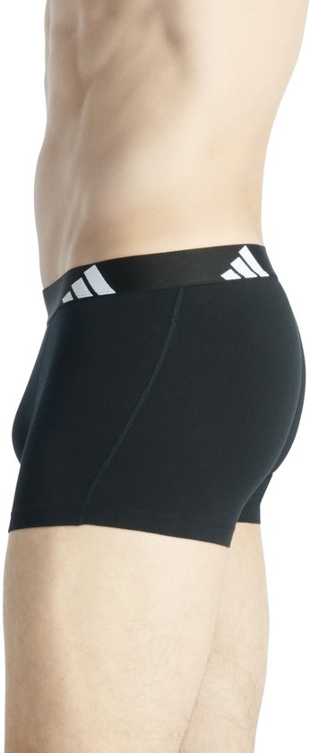 Zij-aanzicht van een zwarte boxer met een brede zwarte band met drie witte Adidas-strepen.