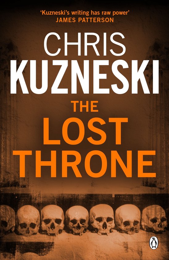 Boekhoes Chris Kuzneski The Lost Throne met schedels op de voorgrond en een bruine, roestige achtergrond.
