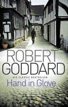 Boekomslag met de titel 'Hand in Glove' van Robert Goddard, een man loopt weg in een oude straat.