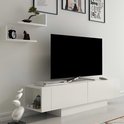 Een witte tv-meubel met gesloten deuren, een tv, en twee witte wandplanken erboven.